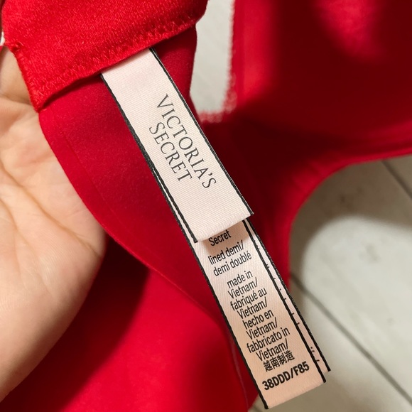 Victoria’s Secret Red Bra Size 38DDD Great Condition! - Picture 9 of 11